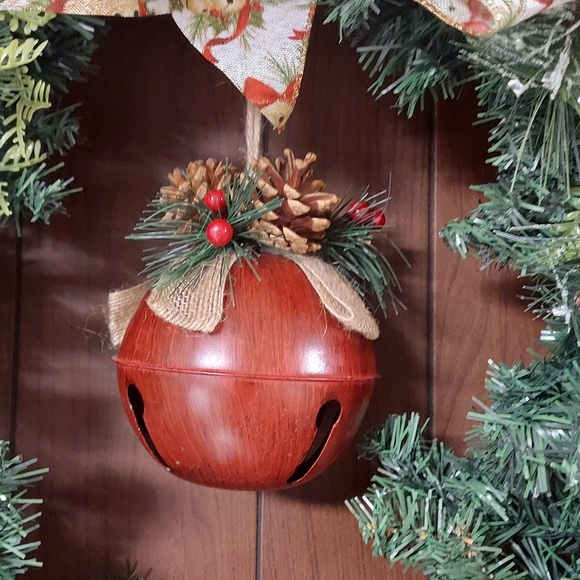 Holiday Wreath with Bell - Picture 3 of 16